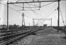 804410 Gezicht op de splitising van de spoorlijnen naar Deventer (links) en naar Zutphen (rechts) te Apeldoorn.